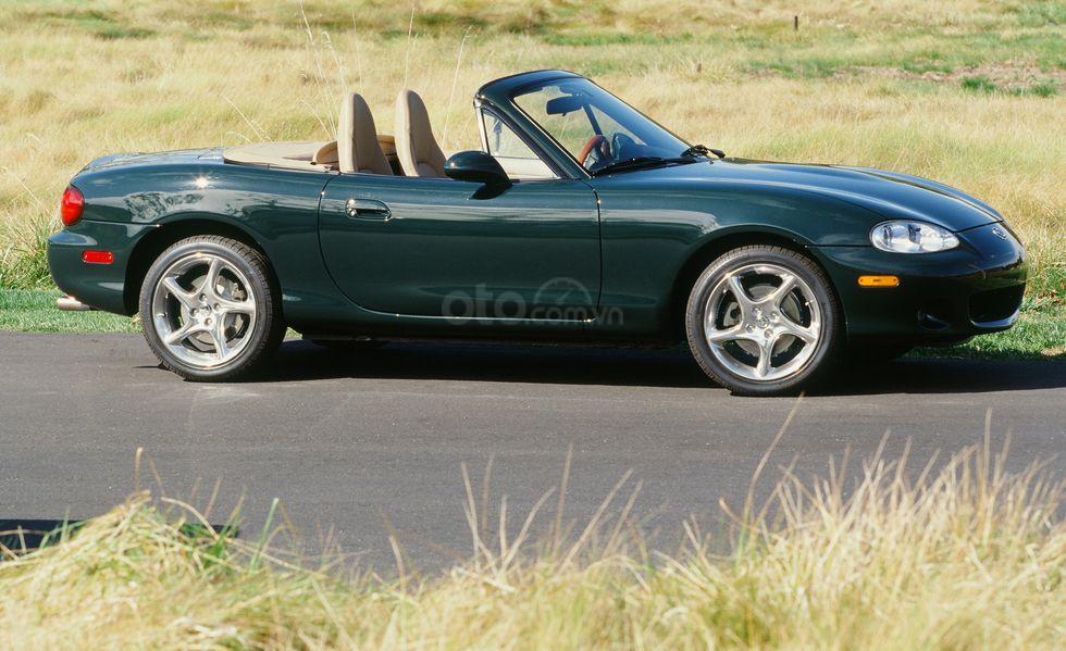 2002: Hai màu tùy chọn, một MX-5 phiên bản đặc biệt.