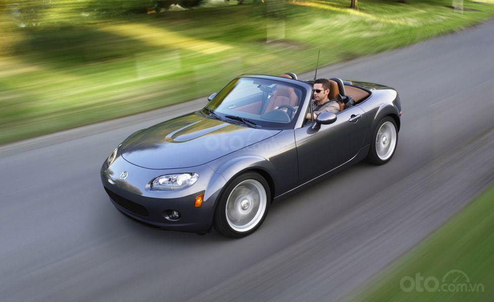 2007: Mazda MX-5 bản mui cứng gập điện (PRHT).