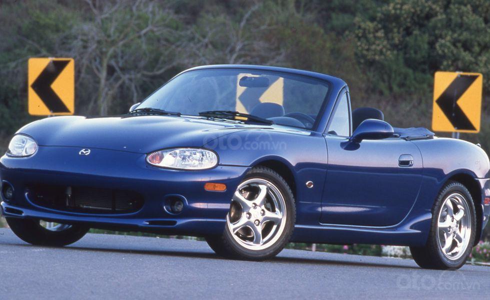 2001: Mazda MX-5 Miata British Racing Green trở lại.