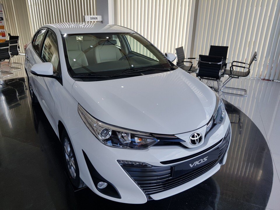 Toyota Vios giảm giá mạnh tại đại lý, khách lời hàng chục triệu khi qua tay bán lại.