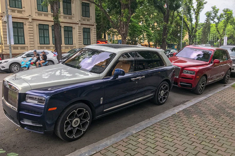Bộ đôi Rolls-Royce Cullinan gần 100 tỷ xuất hiện trên phố thủ đô gây choáng ngợp 2 Bộ đôi Rolls-Royce Cullinan gần 100 tỷ xuất hiện trên phố thủ đô gây choáng ngợp 2a