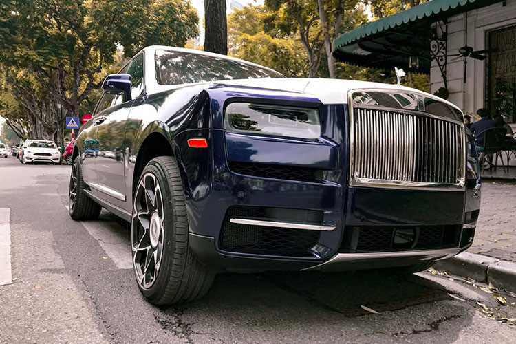 Bộ đôi Rolls-Royce Cullinan gần 100 tỷ xuất hiện trên phố thủ đô gây choáng ngợp 4 Bộ đôi Rolls-Royce Cullinan gần 100 tỷ xuất hiện trên phố thủ đô gây choáng ngợp 4a