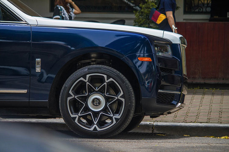 Bộ đôi Rolls-Royce Cullinan gần 100 tỷ xuất hiện trên phố thủ đô gây choáng ngợp 5a