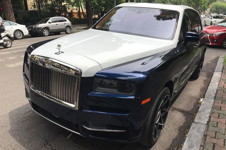 Bộ đôi Rolls-Royce Cullinan gần 100 tỷ xuất hiện trên phố thủ đô gây choáng ngợp 3 Bộ đôi Rolls-Royce Cullinan gần 100 tỷ xuất hiện trên phố thủ đô gây choáng ngợp 3a