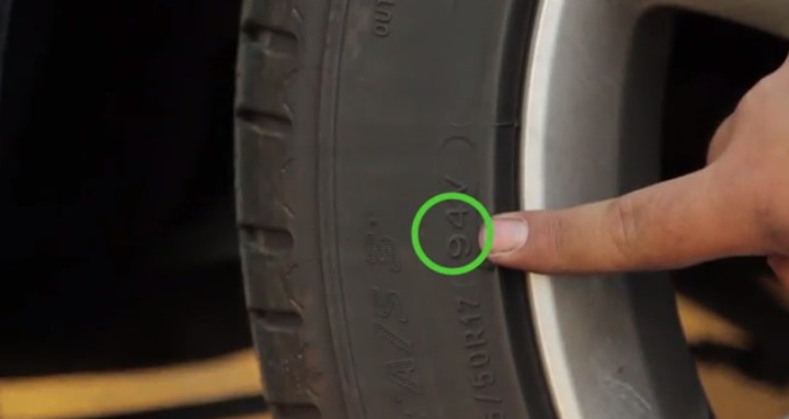 Cách đọc thông số lốp - Tìm chỉ số tải trọng của lốp xe.