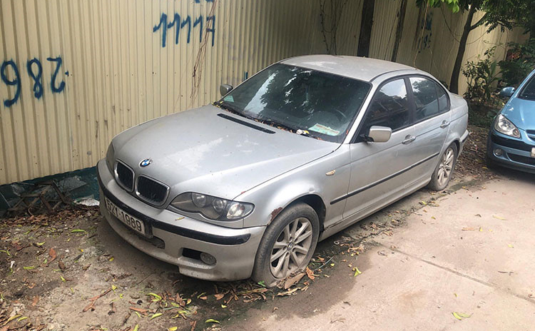 Xế sang BMW 3 Series đời cũ bị bỏ rơi tại Hà Nội 1a