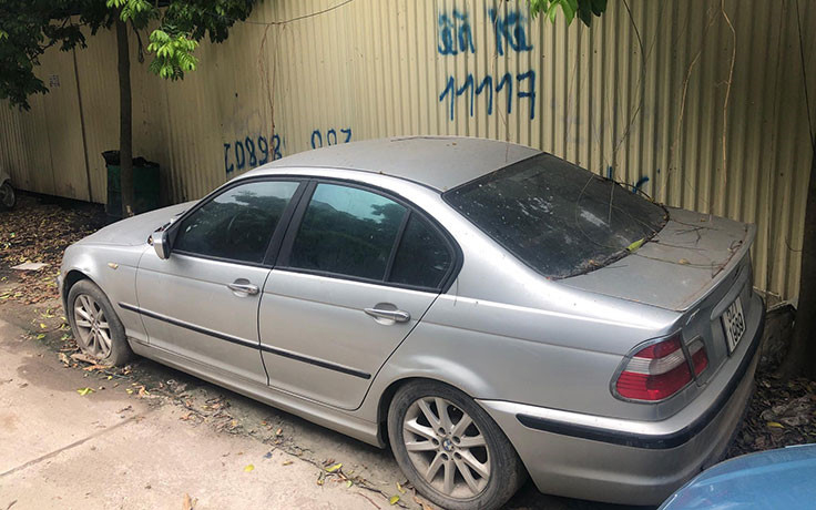 Xế sang BMW 3 Series đời cũ bị bỏ rơi tại Hà Nội 2a