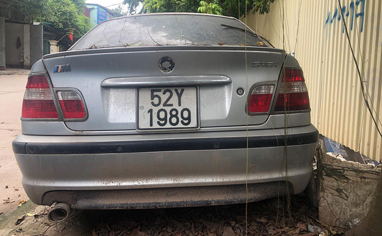 Xế sang BMW 3 Series đời cũ bị bỏ rơi tại Hà Nội 7a