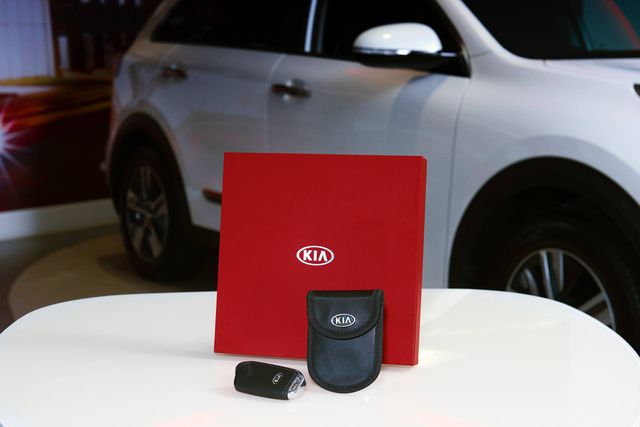 Kia ra mắt bao da chặn sóng khoá bấm ô tô  3a