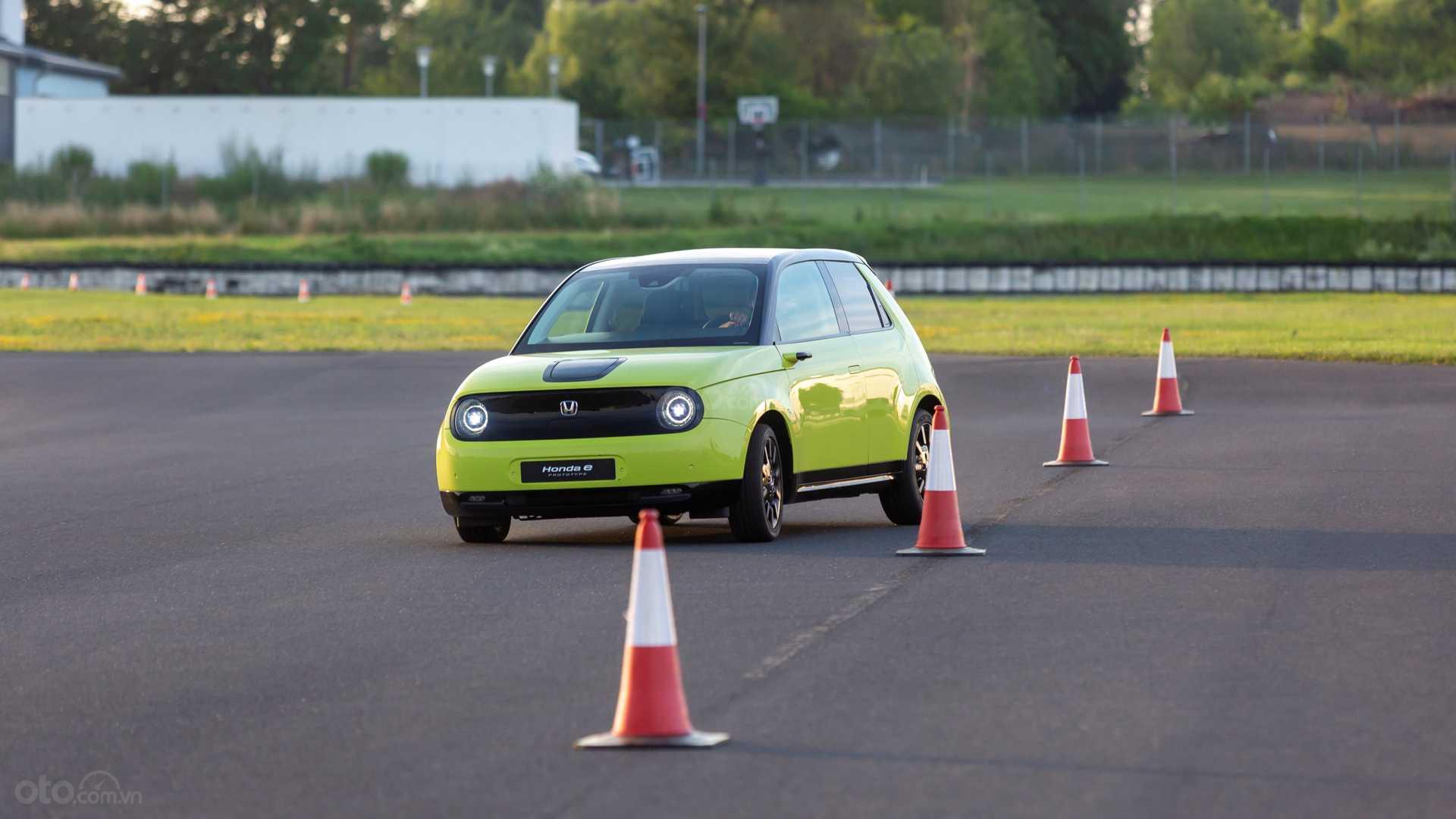 Những điều cần biết về Honda E - ảnh 3 Honda E vượt chướng ngại vật