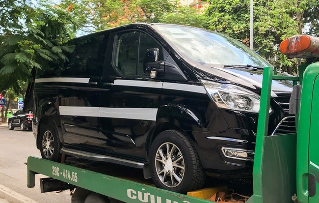 Xe Ford Tourneo 
