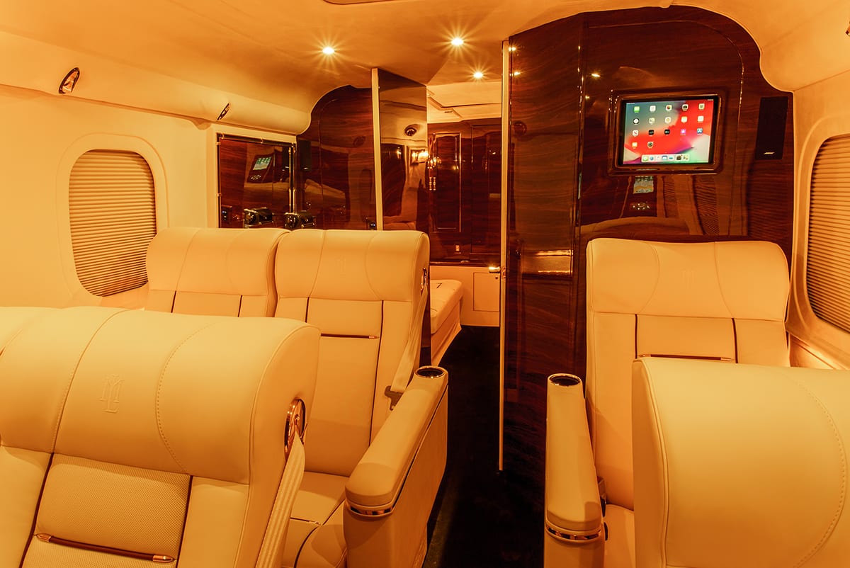 Đột nhập "ngôi nhà di động" mạ vàng 24k siêu sang của hãng độ xe Mỹ Lexani a3