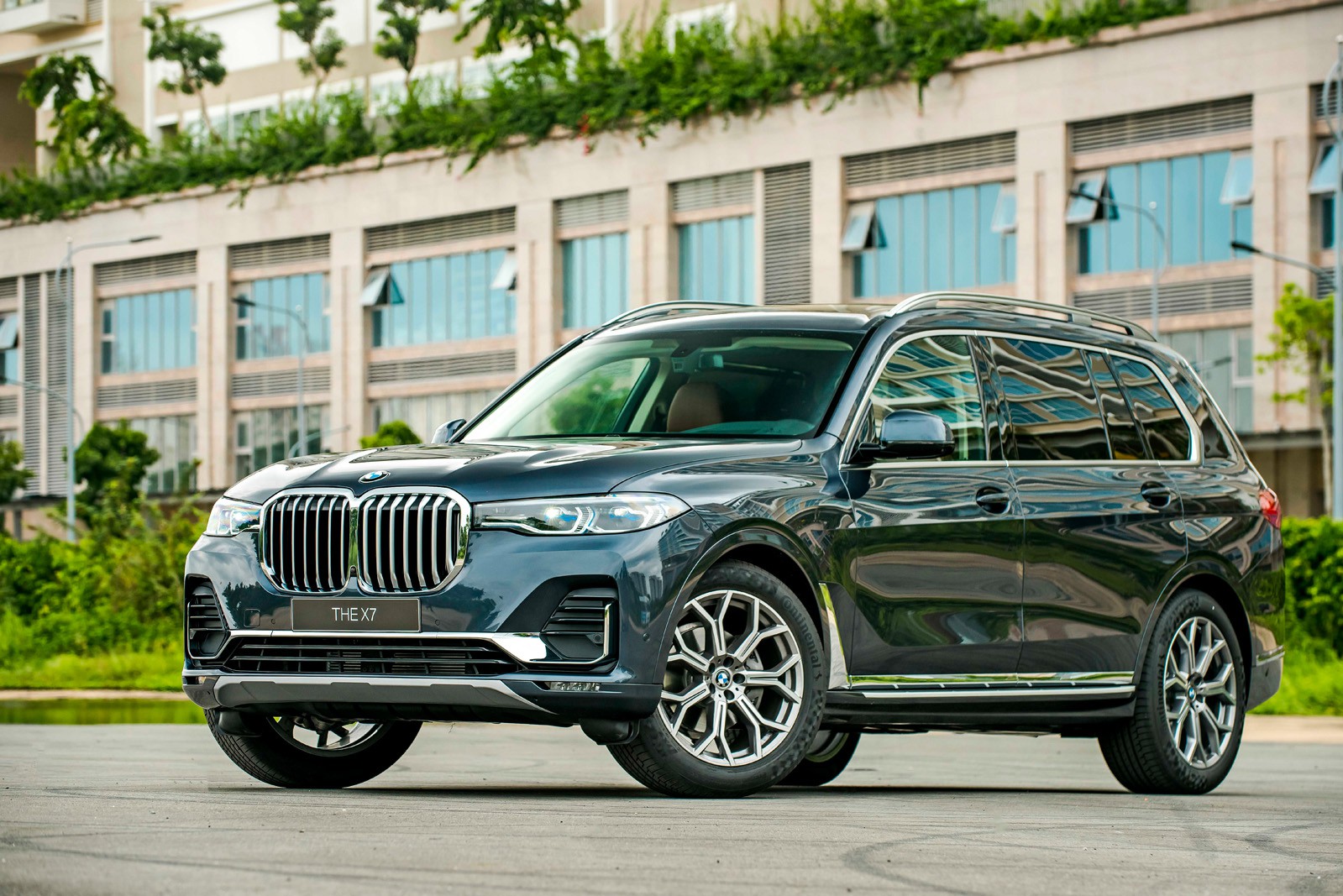 BMW X7 màu đen hoàn toàn mới ra mắt 1