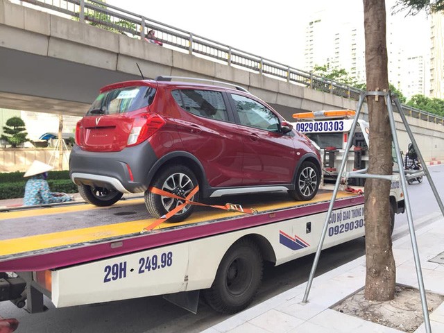 Khách hàng phản ánh VinFast Fadil bị chảy dầu, bốc khói khi chạy và cách giải quyết của hãng 4a