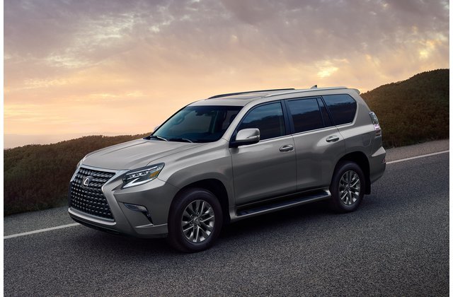 Góc 3/4 đầu xe Lexus GX 2020.