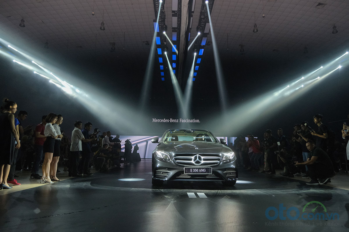 Tâm điểm của sự kiện là màn ra mắt phiên bản mới Mercedes-Benz E 350 AMG.