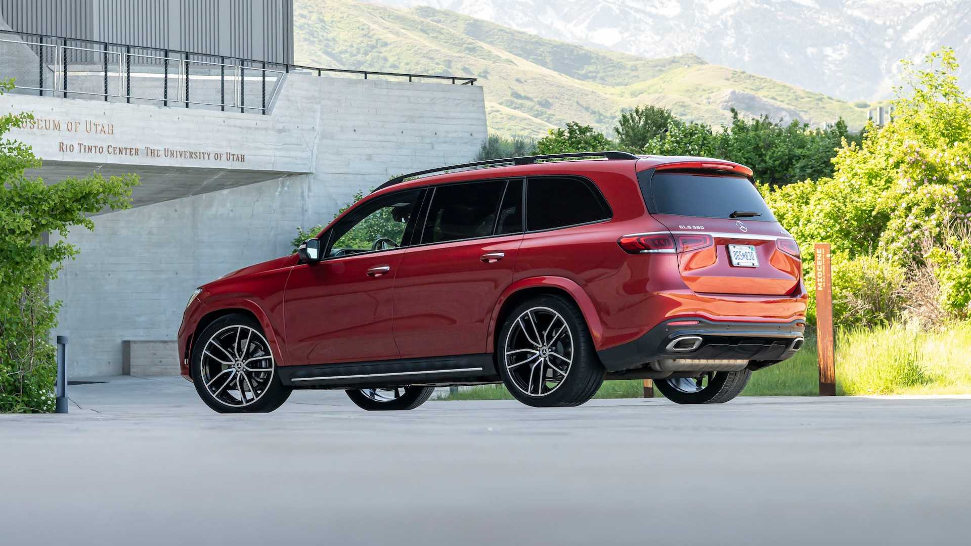 Góc 3/4 đuôi xe Mercedes-Benz GLS-Class 2020.