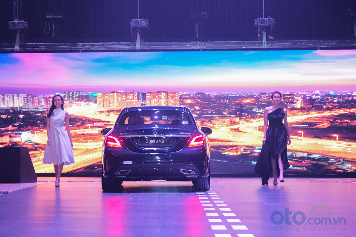 Màn trình diễn giữa xe và các người mẫu tại Mercedes-Benz Fascination 2019.