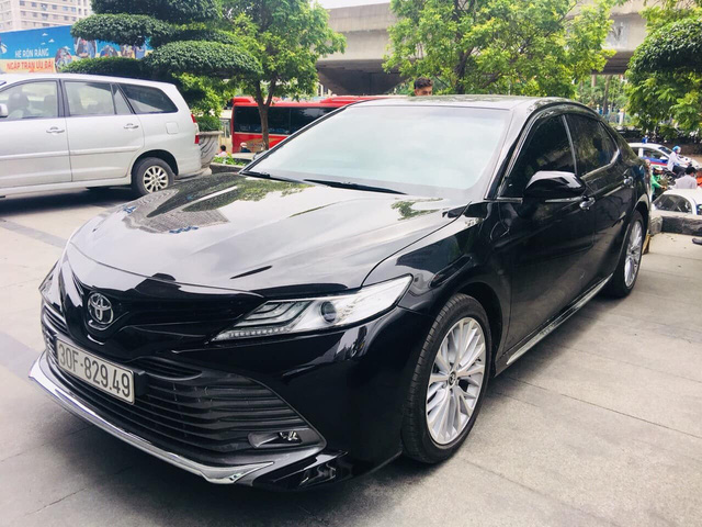 Toyota Camry 2019 đeo biển "đại hạn" vẫn có khách trả 1,35 tỷ đồng a1