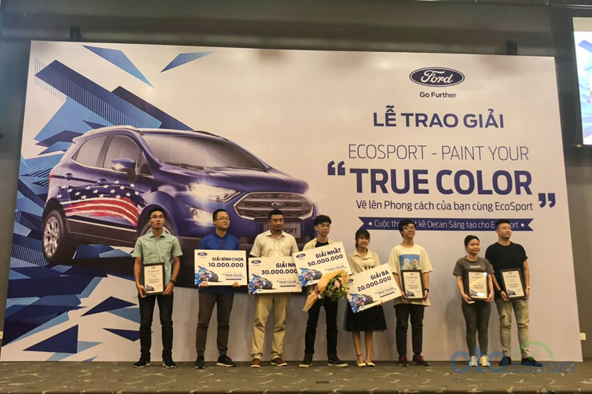 Ban tổ chức trao giải các tác giả đã xuất sắc giành được giải thưởng trong cuộc thi Ford EcoSport - Paint Your “True Color".