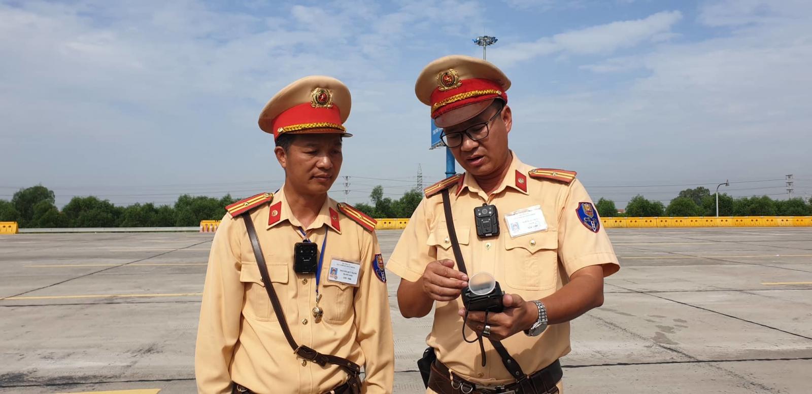 CSGT thử nghiệm gắn camera trước ngực ngay trong ngày ra quân kiểm tra đầu tiên 2 CSGT thử nghiệm gắn camera trước ngực ngay trong ngày ra quân kiểm tra đầu tiên 2a