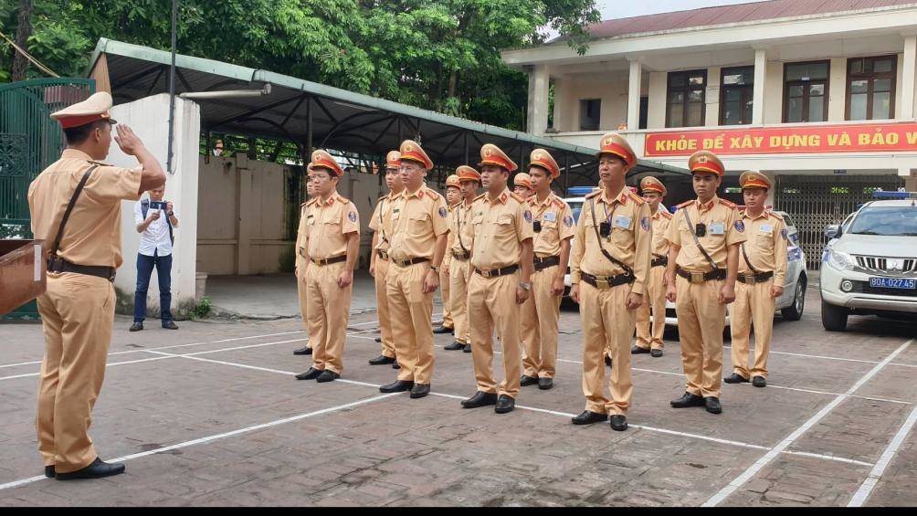 CSGT thử nghiệm gắn camera trước ngực ngay trong ngày ra quân kiểm tra đầu tiên 3 CSGT thử nghiệm gắn camera trước ngực ngay trong ngày ra quân kiểm tra đầu tiên 3a