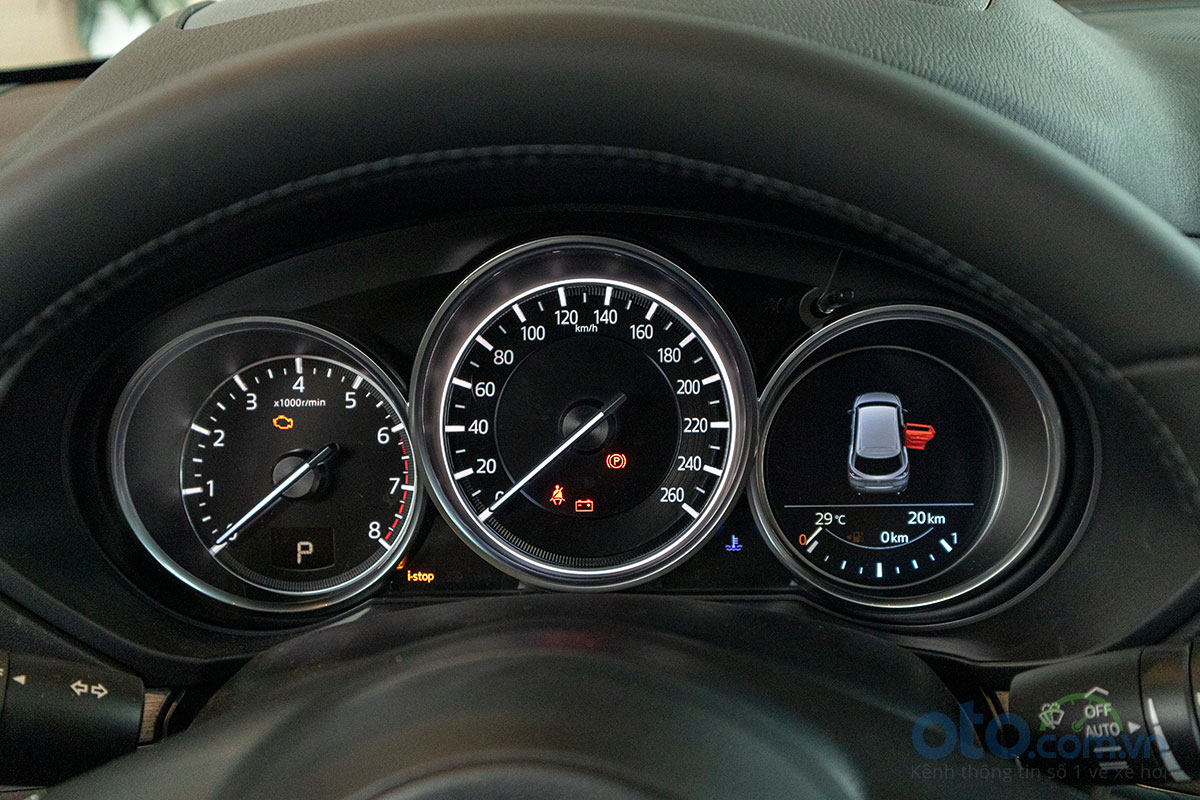 Ảnh chụp đồng hồ sau lái Mazda CX-8 2019