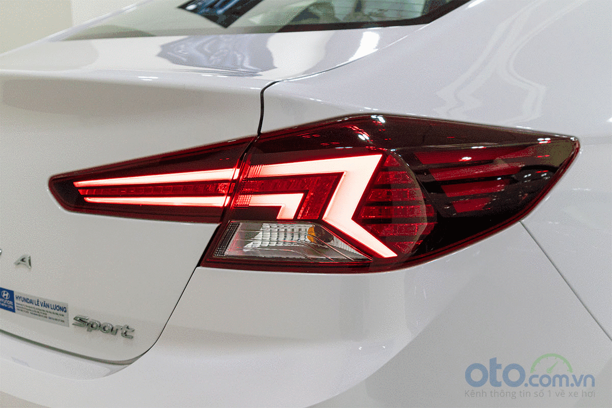 Đánh giá xe Hyundai Elantra 2019: Cụm đèn hậu LED dạng tia sét Đánh giá xe Hyundai Elantra 2019: Cụm đèn hậu LED dạng tia sét.