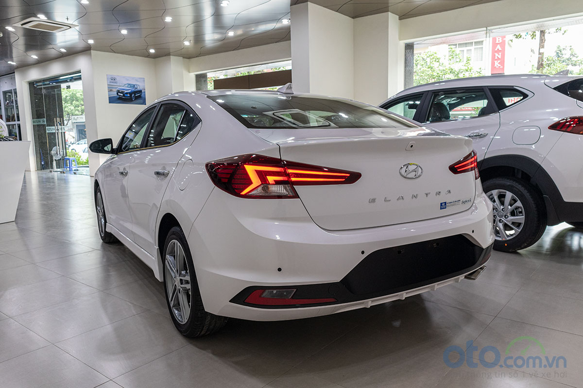 Đánh giá xe Hyundai Elantra 2019: Đuôi xe Đánh giá xe Hyundai Elantra 2019: Đuôi xe.