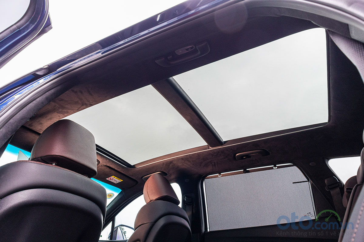 Đánh giá xe Hyundai Santa Fe 2019: Cửa sổ trời toàn cảnh.