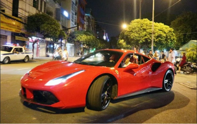 Tuấn Hưng lái Ferrari 488 GTB 