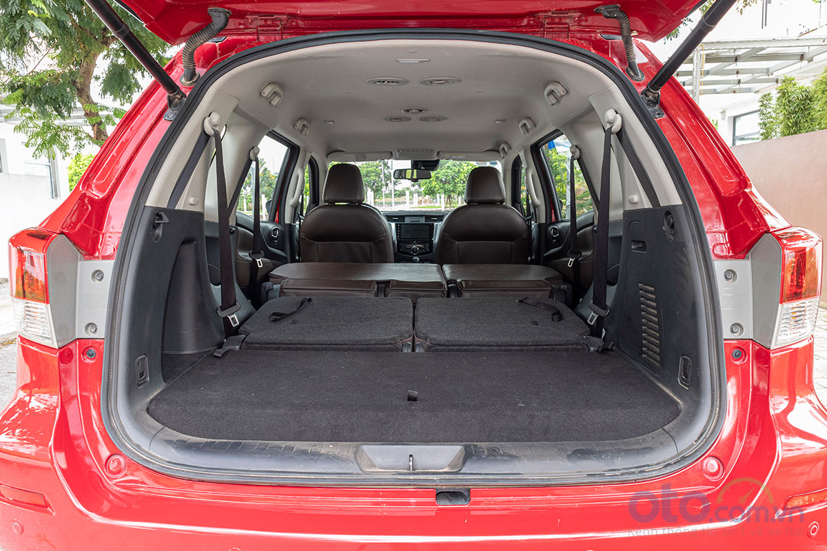 Đán giá Nissan Terra 2019: khoang hành lý 2.