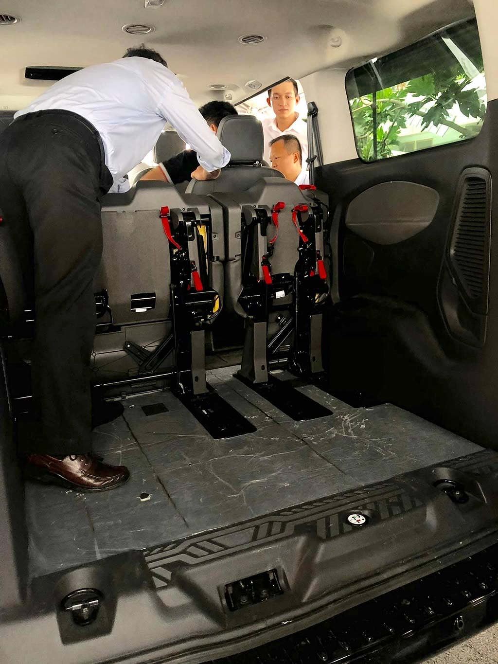 Khách Việt bắt đầu đặt cọc Ford Tourneo 2019 với giá từ 1 tỷ đồng a10
