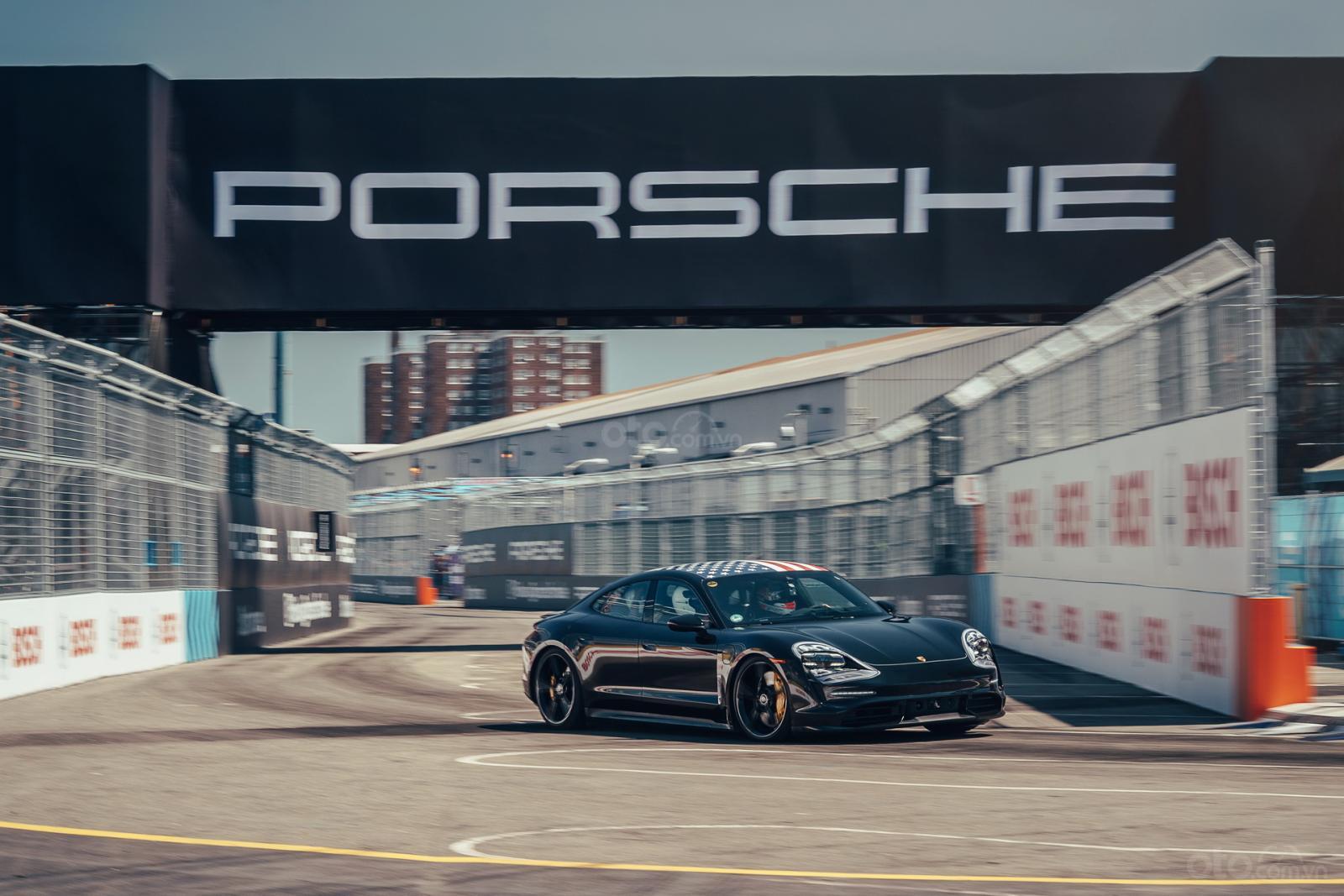 Porsche Taycan được trang bị pin 80 kWh và 322 mã lực