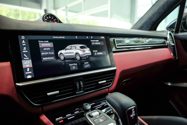 Porsche Cayenne Turbo thế hệ mới đầu tiên về nước giá 10 tỷ đồng kèm nhiều "đồ chơi" khủng a16