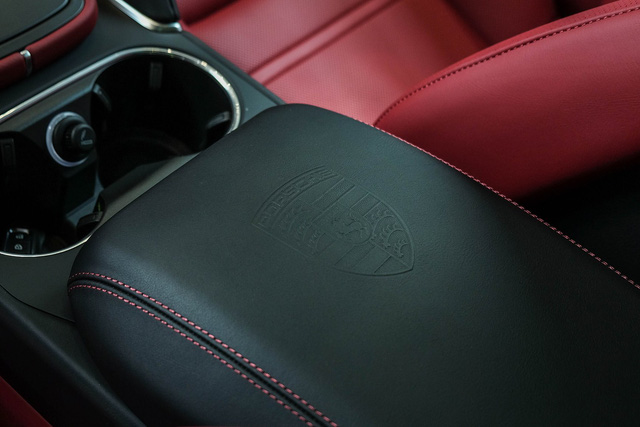 Porsche Cayenne Turbo thế hệ mới đầu tiên về nước giá 10 tỷ đồng kèm nhiều "đồ chơi" khủng a17