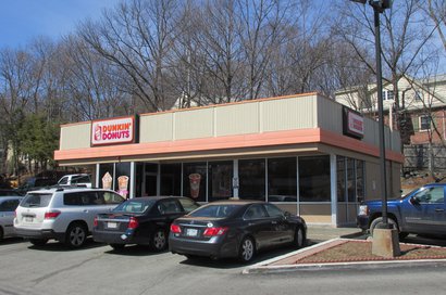 Luật cấm đậu xe trước cửa hàng Dunkin’ Donut ở Maine.