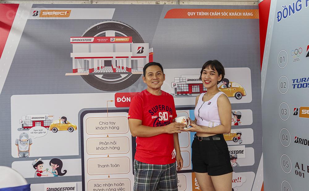 Khách tham quan trả lời câu hỏi và nhận quà từ Bridgstone Việt Nam Khách tham quan trả lời câu hỏi