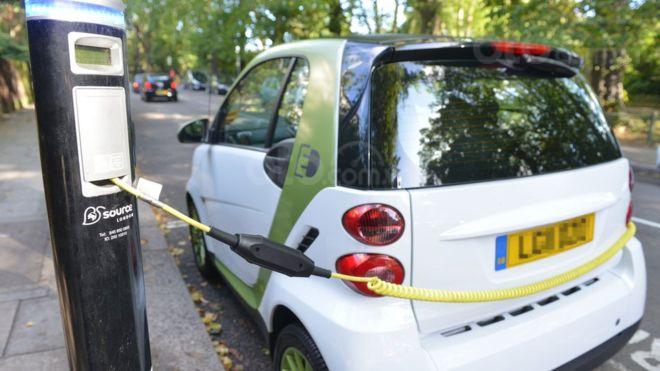 Hạn mức khí thải CO2 tạo điều kiện cho xe điện phát triển nhưng giá thành chúng vẫn cao