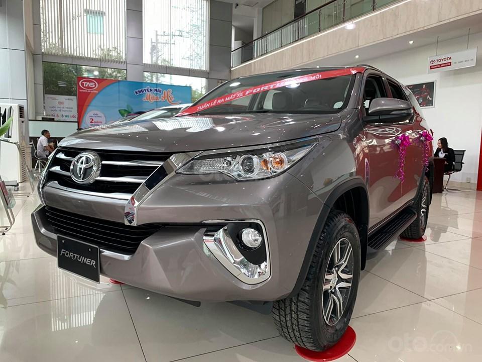 Giá xe Toyota Fortuner tại đại lý mới nhất tháng 8: Giảm tới 35 triệu, tặng nhiều phụ kiện hấp dẫn.