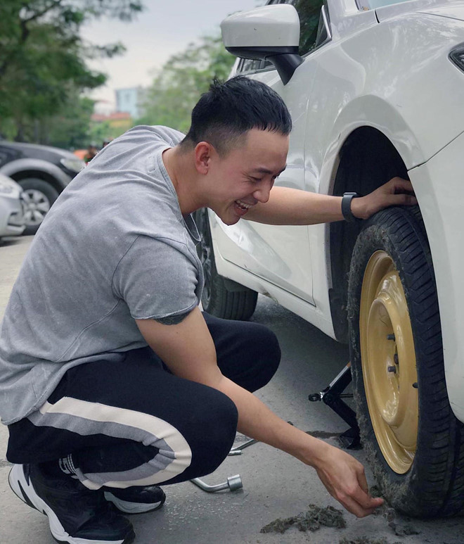 Nam diễn viên Hoàng Anh Vũ thường xuất hiện bên chiếc Mazda3 trắng cả trong phim lẫn ngoài đời