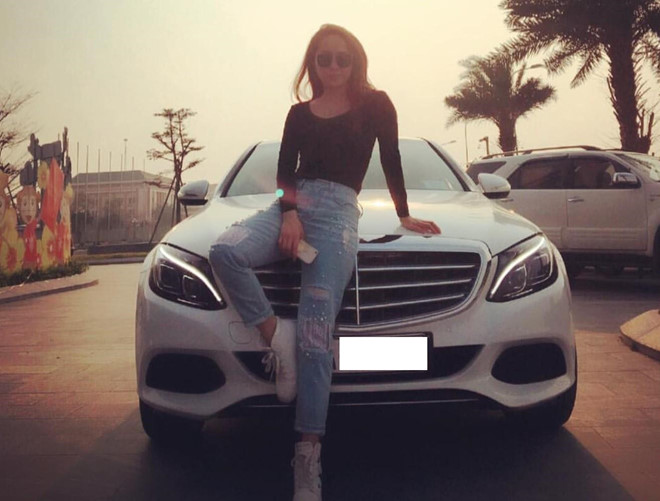 "Cá sấu chúa" Quỳnh Nga bên cạnh chiếc Mercedes-Benz C250 Exclusive 2018