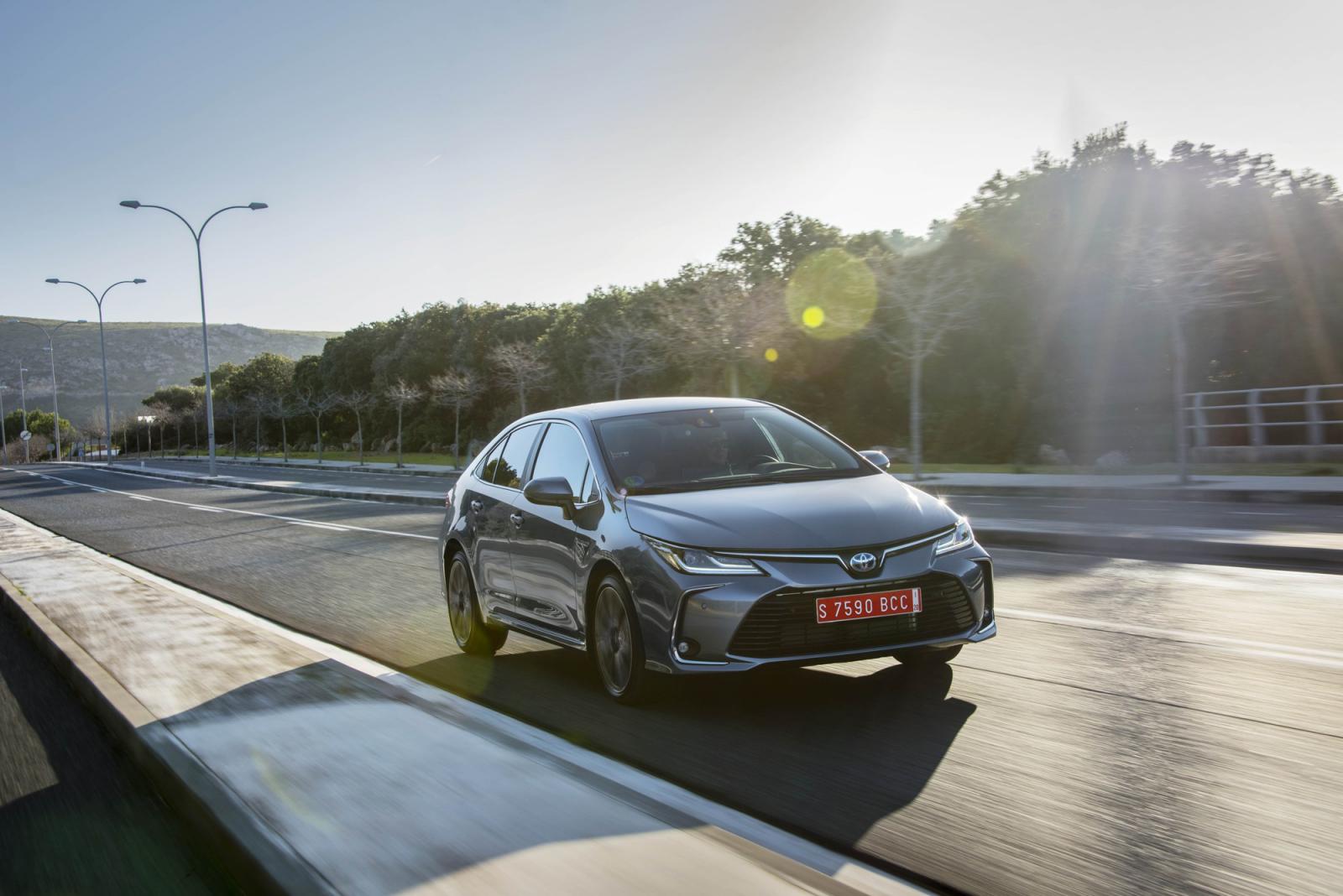 Corolla Altis 2020 gồm hai tùy chọn động cơ xăng thuần và động cơ xăng kết hợp hybrid