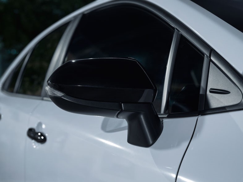 Toyota Corolla Nightshade Edition 2020 sử dụng Nhiều chi tiết ngoại thất màu tối