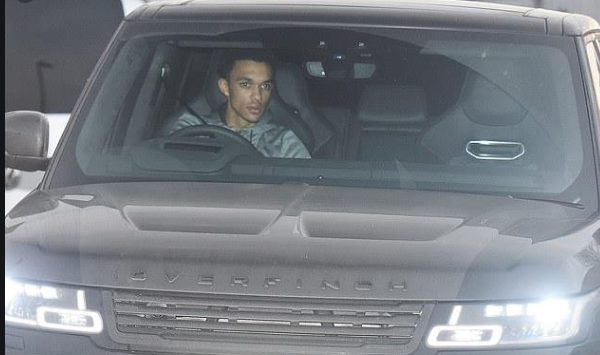 Trent Alexander-Arnold chịu chơi với SUV Range Rover 
