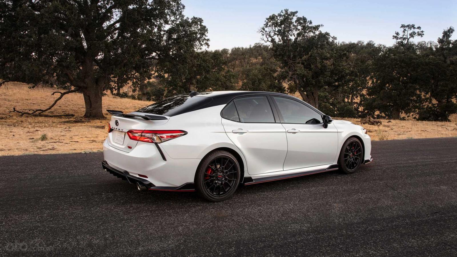 Toyota Camry 2020 TRD trang bị tương đồng SE