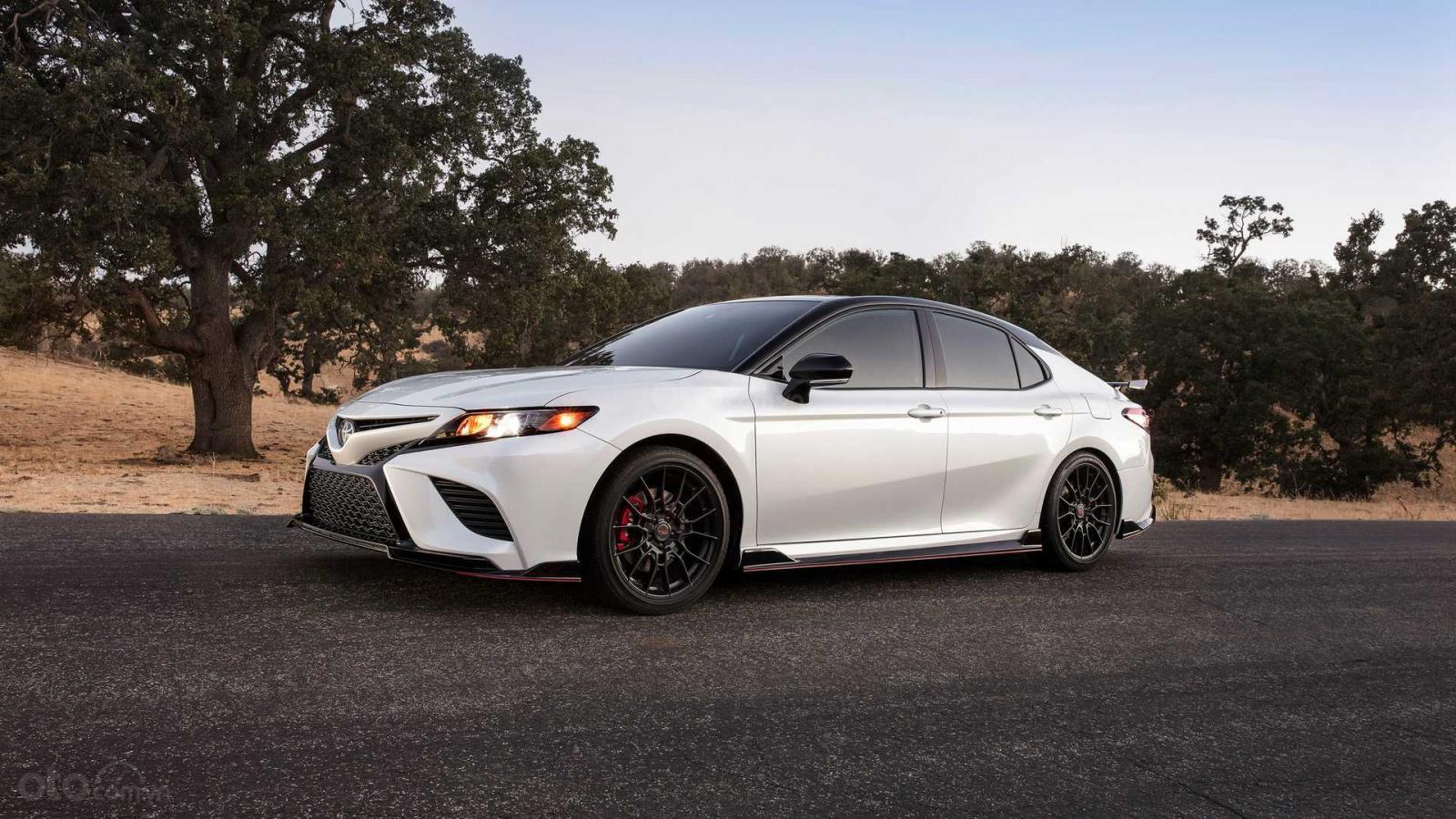 Toyota Camry 2020 TRD chốt giá 744 triệu