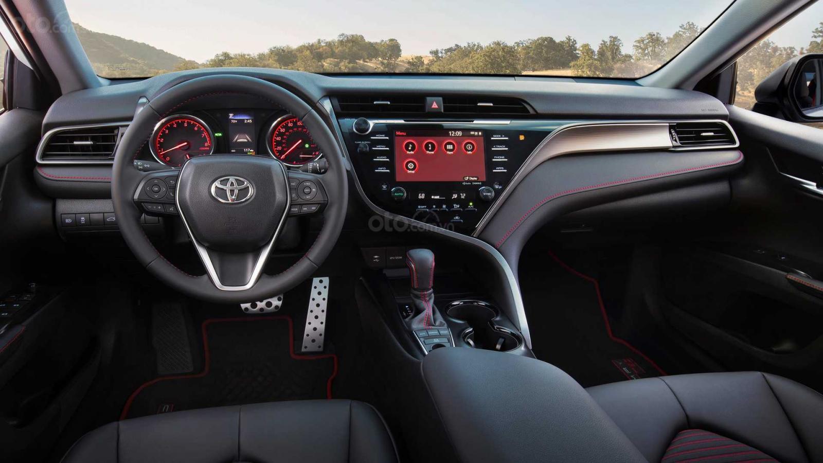 Toyota Camry 2020 TRD trang bị ấn tượng
