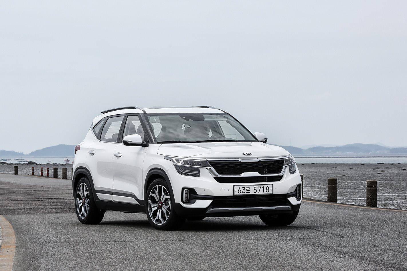 Kia Seltos 2020 chốt giá rẻ bằng một nửa Hyundai Kona a1