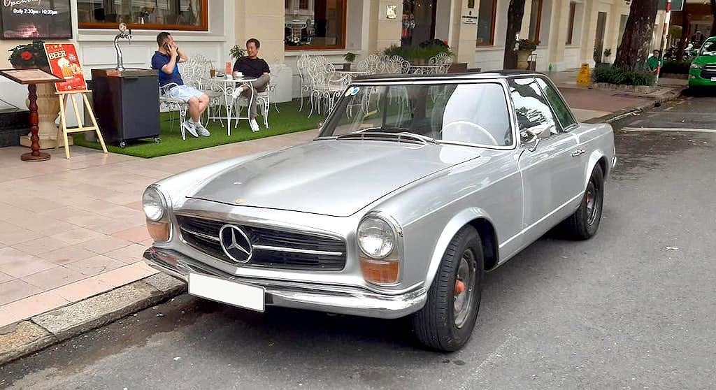 Mercedes 230 SL cổ khoe trọn vẻ đẹp giữa lòng Sài Gòn hoa lệ 1